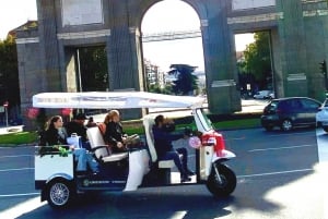 Madrid: Experiencia TukTuk Tour con Decoración de Feria Española