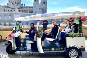Madrid: Passeio de TukTuk com decorações de feiras espanholas
