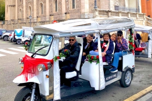 Madrid: Passeio de TukTuk com decorações de feiras espanholas