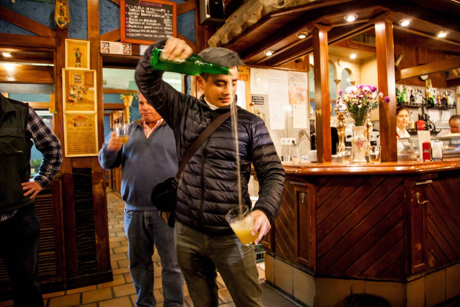 伝統的なマドリードの夜のタパスとドリンクツアー