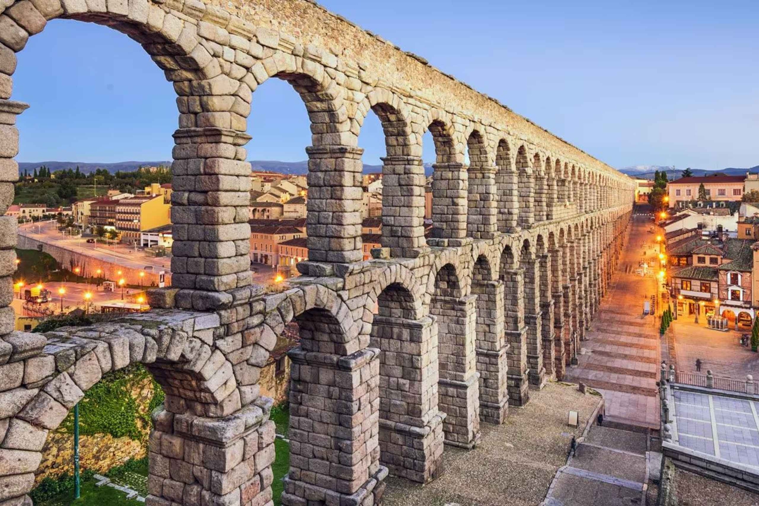 マドリッドからアビラとセゴビアを経由する運転手付きプライベートツアー（チケット付き）