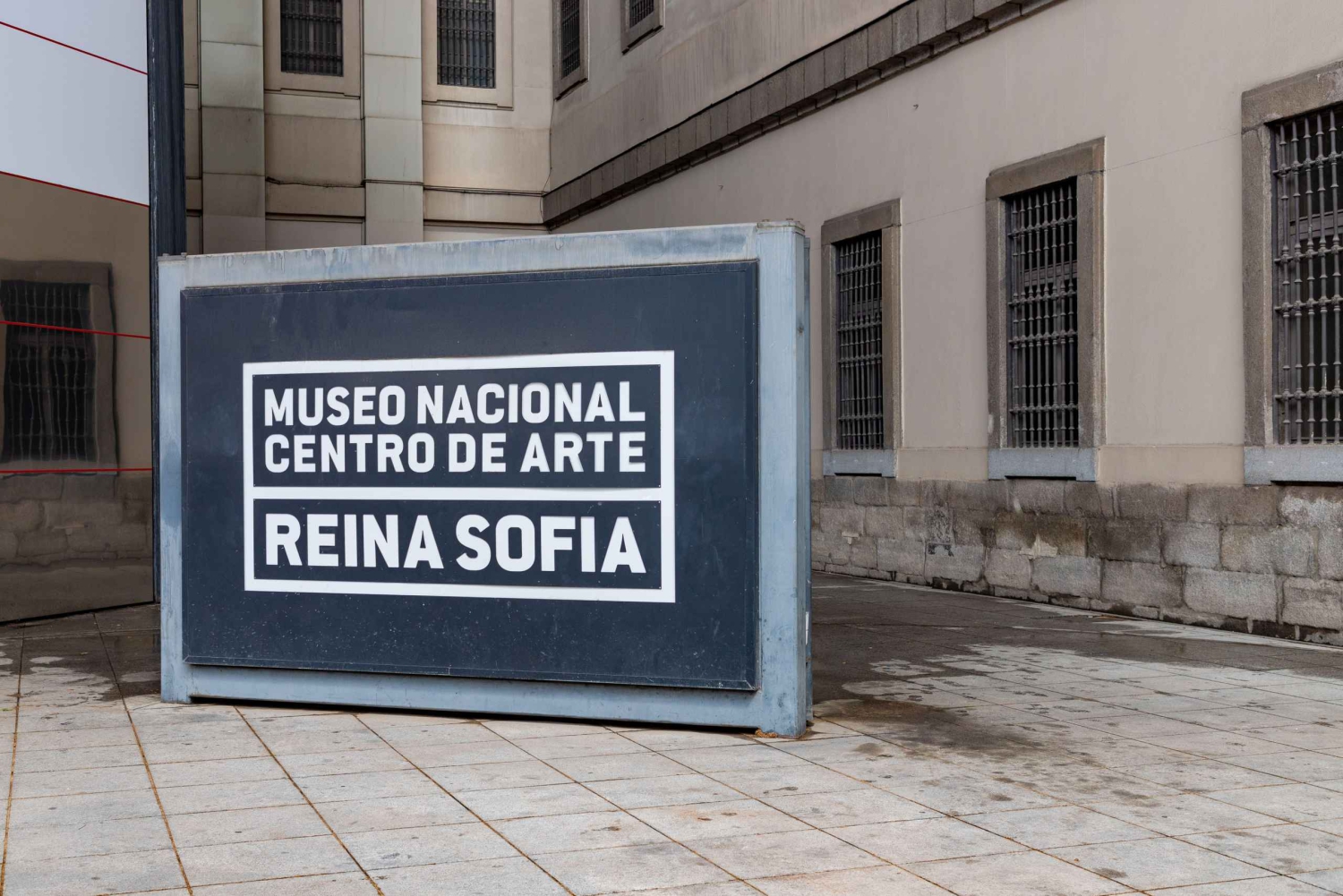 Muzeum Reina Sofía – zwiedzanie z przewodnikiem w języku włoskim z zniżką rodzinną.