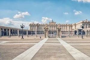 Tour privato a piedi della Madrid reale: palazzi e piazze