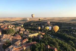 Segovia: Ballongfärd med transferalternativ från Madrid
