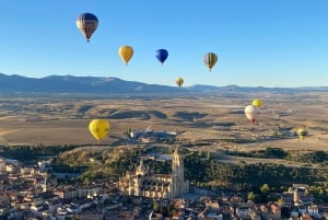 Segovia: lot balonem na ogrzane powietrze z opcjonalnym 3-daniowym lunchem