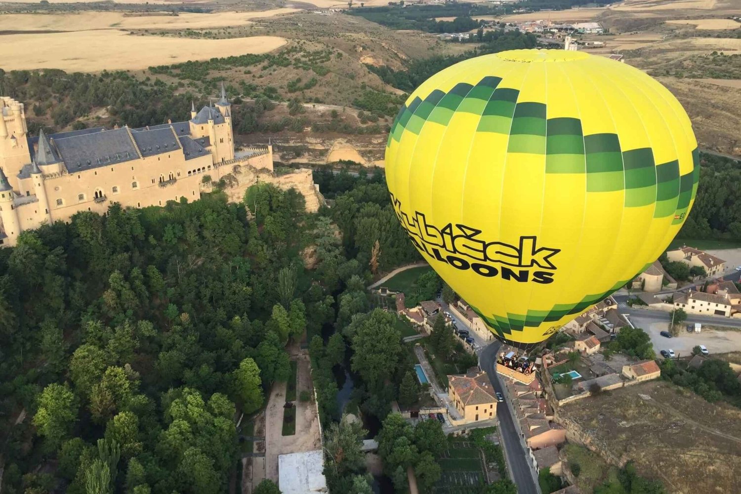 Segovia: Hot Air Balloon Flight with Picnic and Cava