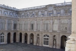 Madrid: Kuninkaallinen palatsi Opastettu kierros pääsylipun kanssa