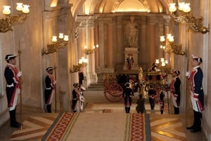 Tour semi-privato del Palazzo Reale di Madrid con ingresso prioritario, massimo 8 persone