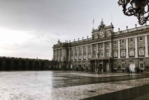 Tour semi-privato del Palazzo Reale di Madrid con ingresso prioritario, massimo 8 persone