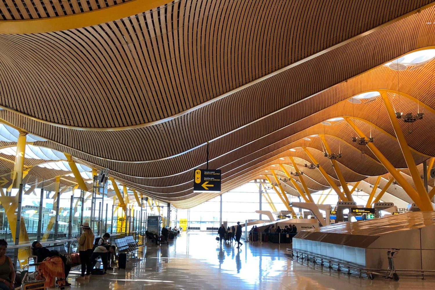 Transfer to Madrid, travel calmly and comfortably