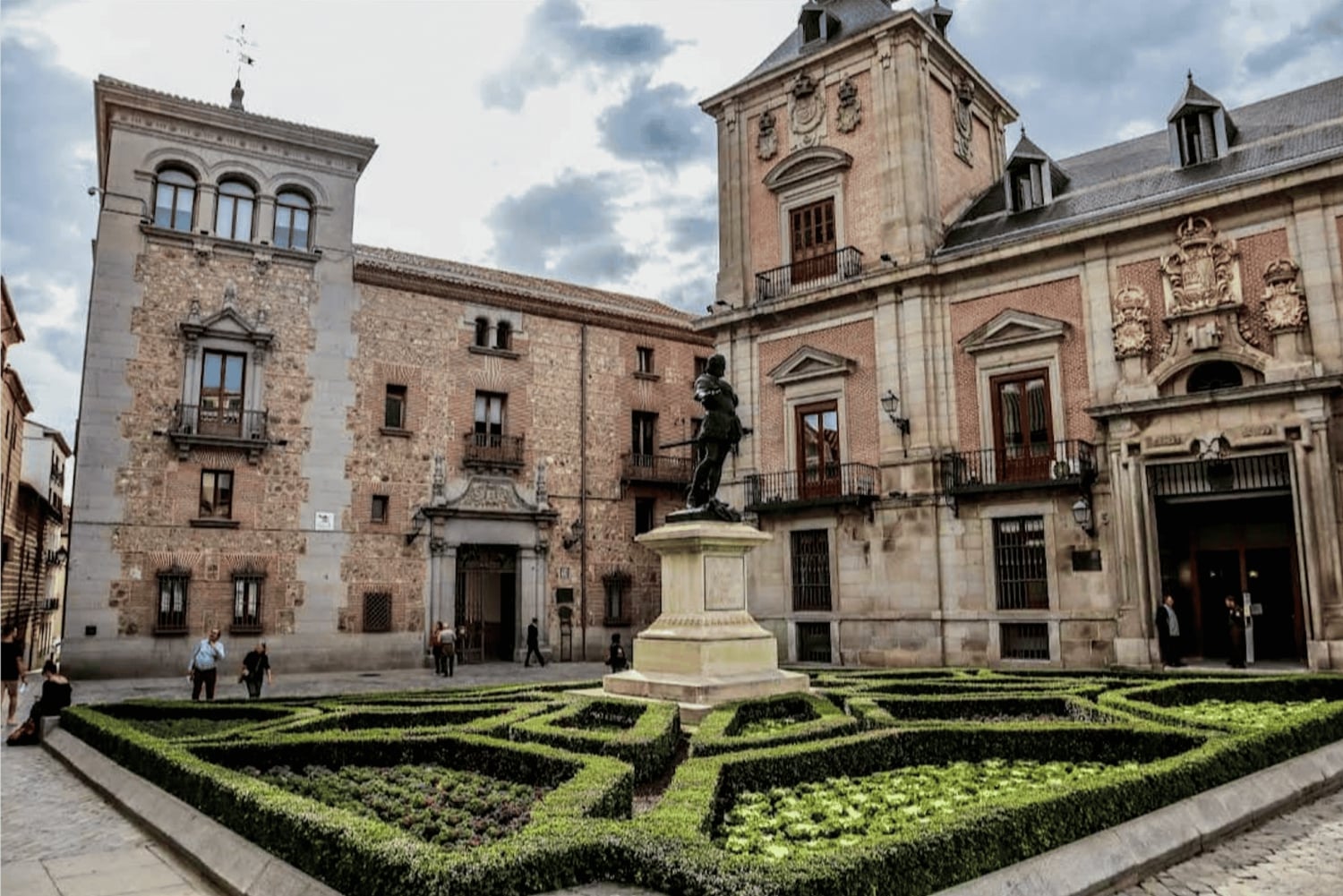 ウォーキングツアーでマドリードの秘密を解き明かしましょう