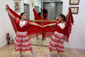 45 minutes flamenco dance class for family in Málaga