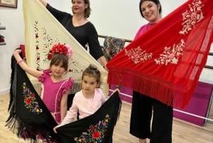 45 minutes flamenco dance class for family in Málaga