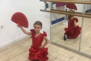 45 minutes flamenco dance class for family in Málaga