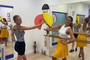 45 minutes flamenco dance class for family in Málaga