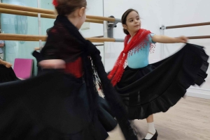 45 minutes flamenco dance class for family in Málaga