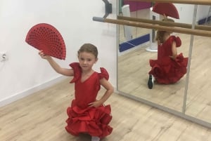 45 minutes flamenco dance class for family in Málaga