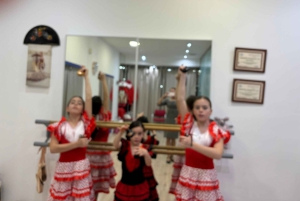 45 minutes flamenco dance class for family in Málaga