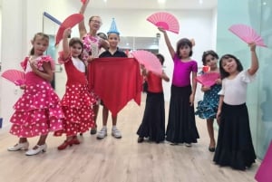 45 minutes flamenco dance class for family in Málaga