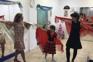 45 minutes flamenco dance class for family in Málaga