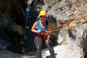 Da Estepona: Avventura guidata di canyoning sul fiume Guadalmina