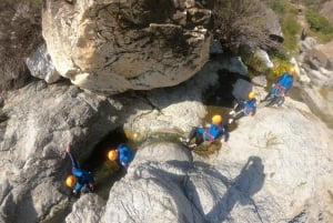 Da Estepona: Avventura guidata di canyoning sul fiume Guadalmina
