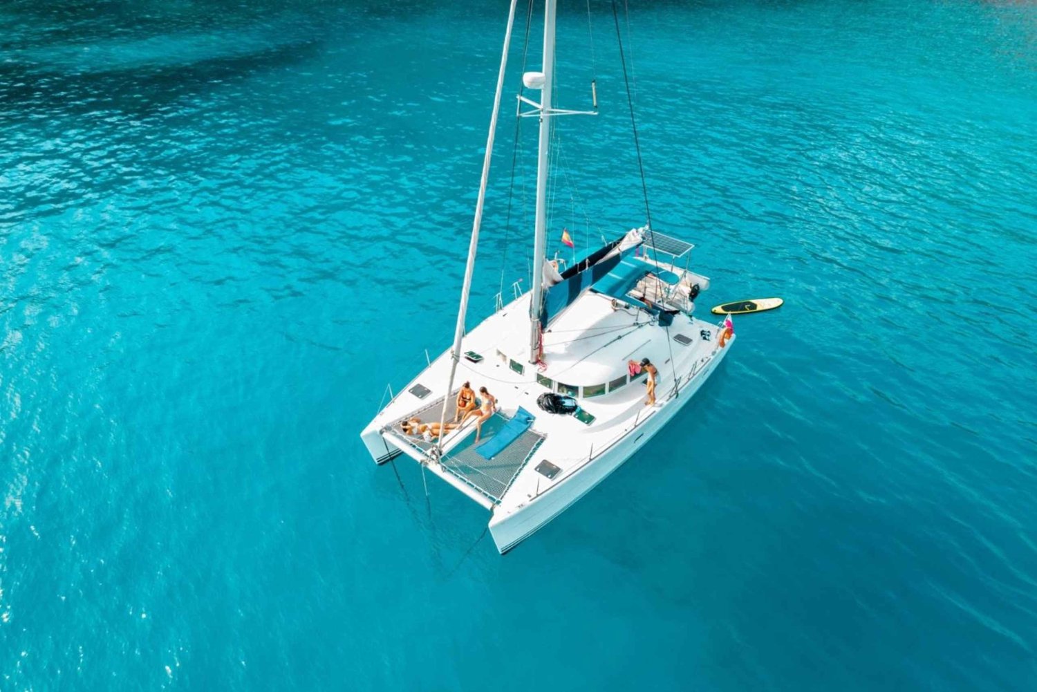 Benalmádena: 1h Night Sail with Snacks and Drinks