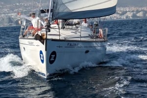 Day charter Benalmadena: views of the city in a sailboat.