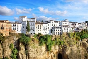 Dalla Costa del Sol: Tour del villaggio di Ronda con biglietto per la Maestranza