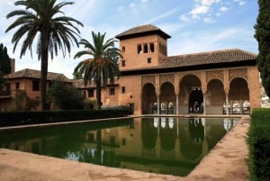 Fra Malaga: Alhambra guidet tur med adgangsbilletter
