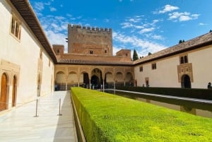 Fra Malaga: Alhambra guidet tur med inngangsbilletter