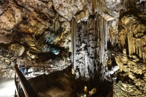 Fra Málaga: Nerja-grotterne, Nerja og Frigiliana dagstur