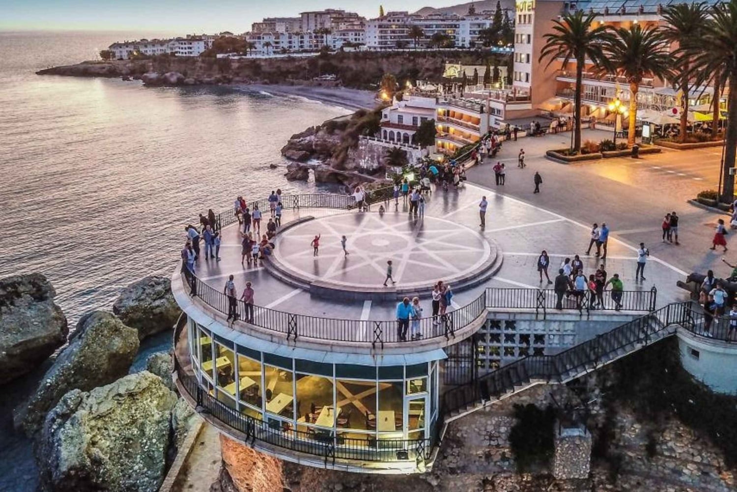 Från Malaga: Privat guidad dagsutflykt till Nerja och Frigiliana