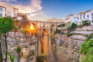 Från Malaga: Dagsutflykt till Ronda och Setenil de las Bodegas
