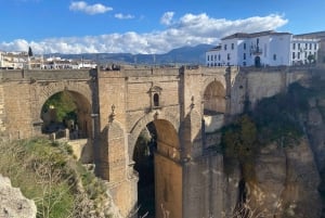 Depuis Malaga : Ronda, transport inclus, café, arène de tauromachie, tapas, boissons