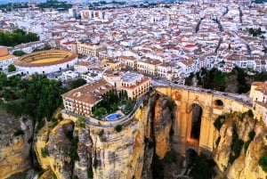 Fra Málaga: Dagstur til Ronda, den hvite landsbyen og Sevilla