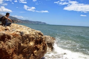 Da Malaga: Salta la linea della Grotta di Nerja e Frigiliana