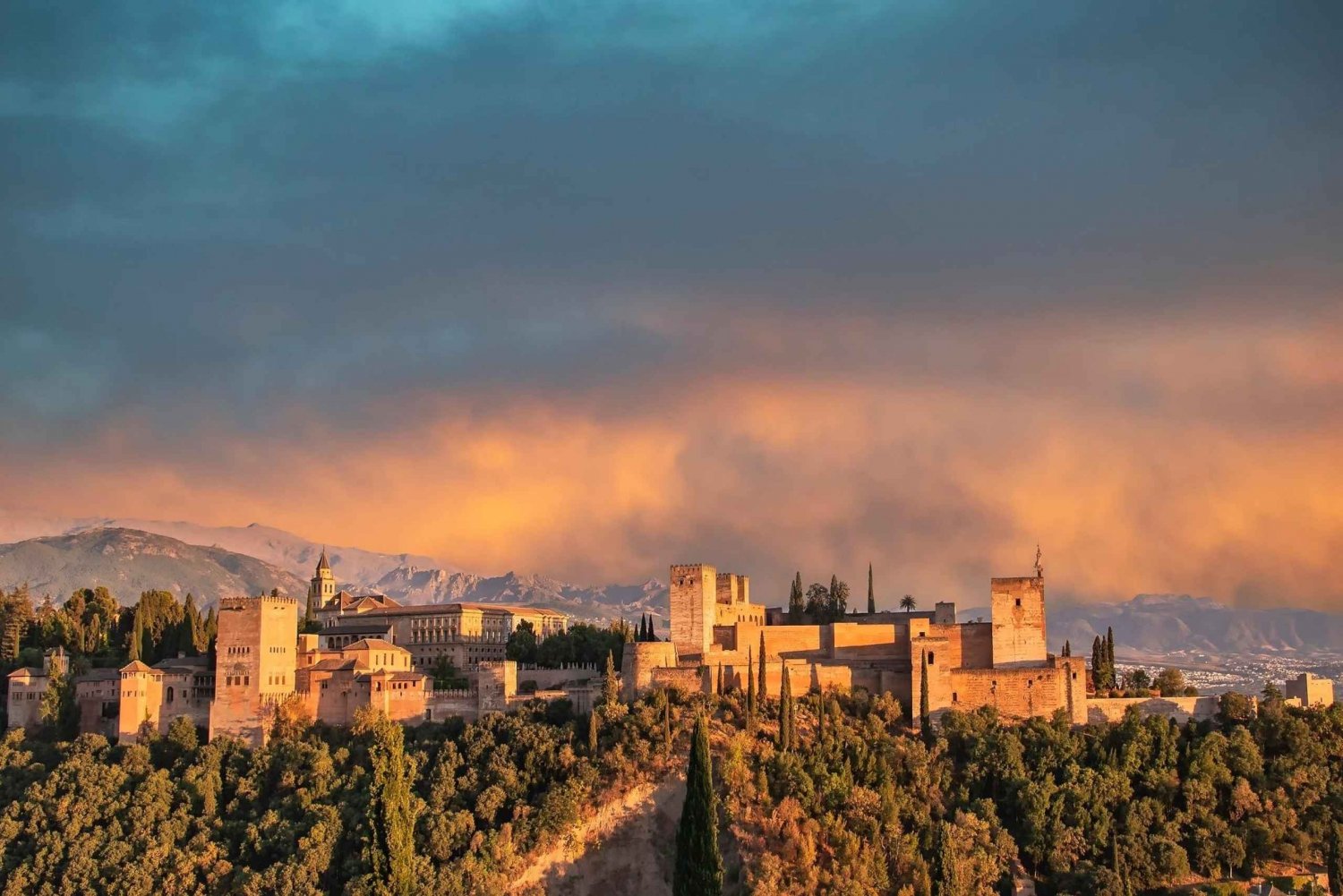 From Málaga: Sunset Alhambra Tour with Tickets