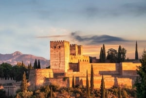 From Málaga: Sunset Alhambra Tour with Tickets
