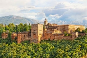 Granada: Alhambra Guided Tour and Arabian Bath and Massage