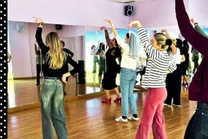 Málaga: 1-Hour Flamenco Dance Class with a Spanish Teacher