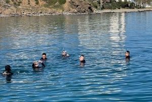 Málaga: Excursión en barco con snorkel, actividades acuáticas y almuerzo