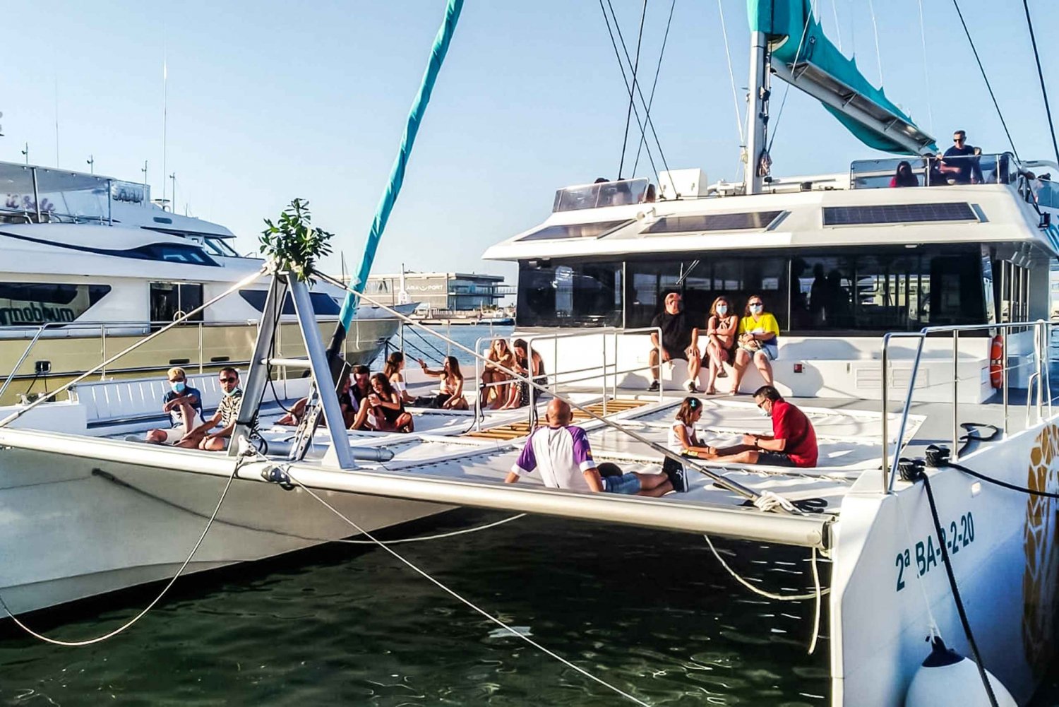 Malaga: Crociera in catamarano con nuoto e DJ opzionale