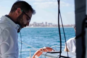 Malaga: Katamaraanipurjehdus risteily, jossa uinti ja valinnainen DJ