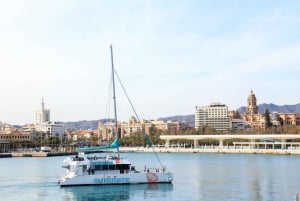 Malaga: Katamaran-Segelfahrt mit Schwimmen und optionalem DJ
