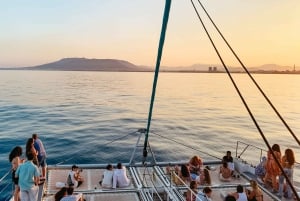 Malaga: Seglingstur med katamaran med solnedgångsalternativ