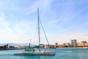 Malaga: Seglingstur med katamaran med solnedgångsalternativ