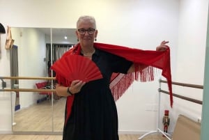 Málaga: Learn to dance flamenco rumba in 45 minutes