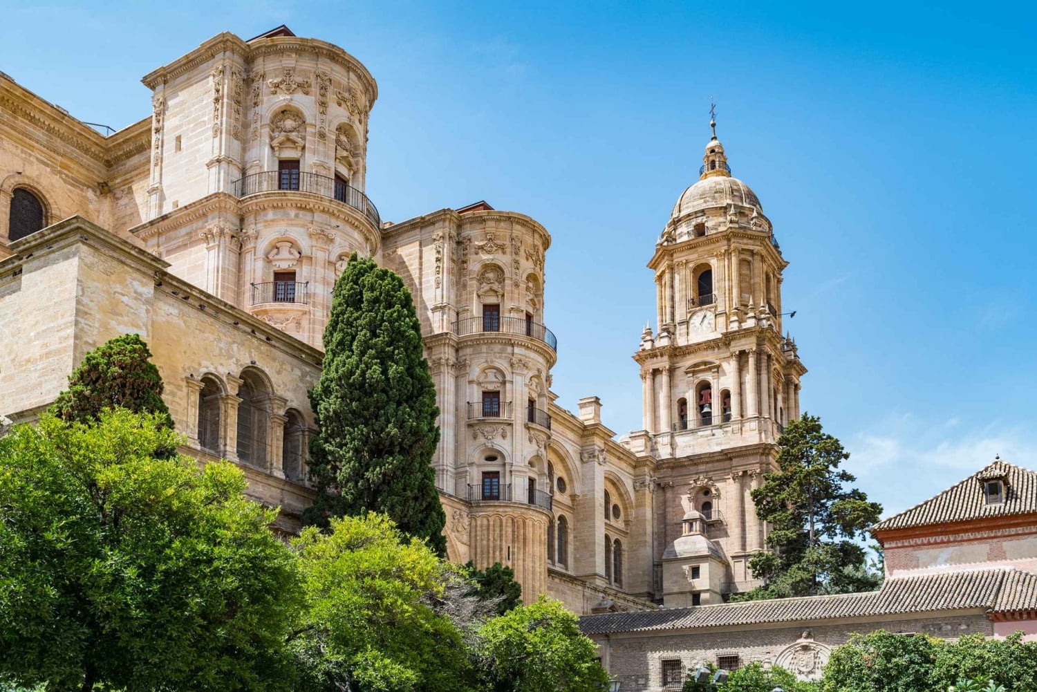 Málaga Romance Private Tour: From Fortresses to Markets