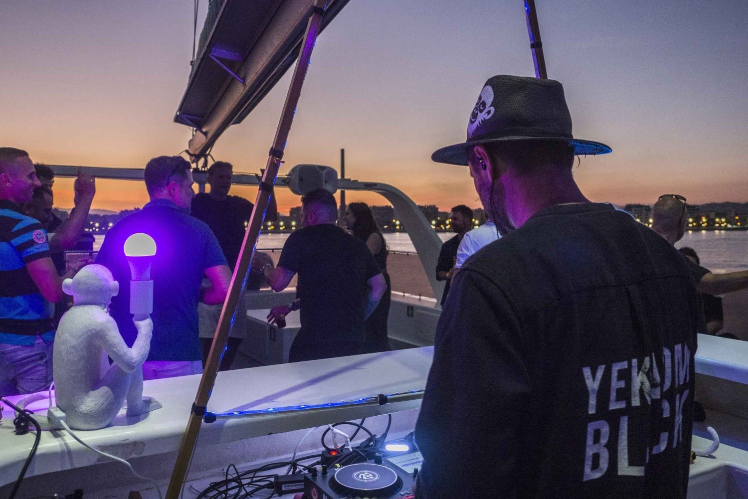 Málaga: Sailing catamaran with live music and sunset option